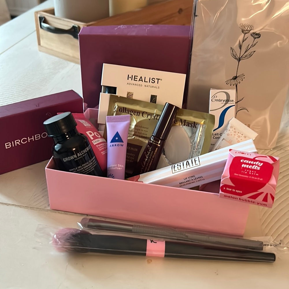 NWT 14 Piece Beauty Sample Bundle